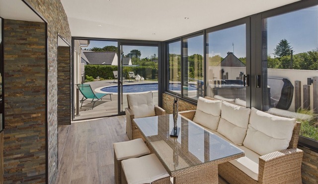 Swimming pool, jacuzzi and large terrace for 7