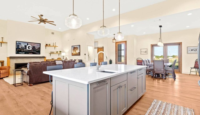 Swimming Pool, Large Yard, New LOW 2024 Rates!