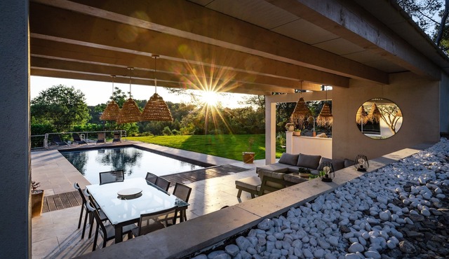 Swimming pool sun cicadas relaxation , idéal for familles