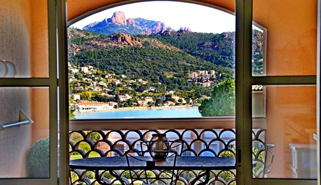 Swimming pools, entertainment, beach 300m away, air-conditioned, towels wifi free parking