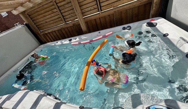 Swimspa Entire home 4 Bedroom|Gym|Fire pit| Milton near Toronto|Niagara