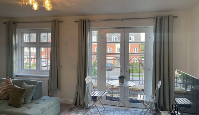 Swindon Double En-suite Home with Garage and Free Parking! Contractors!