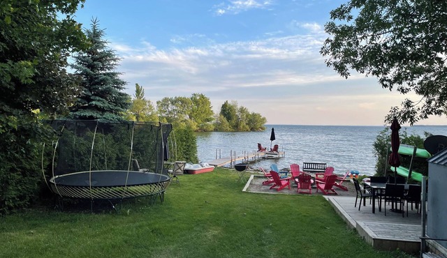 Swing Bridge Cottage on Lake Simcoe - Waterfront