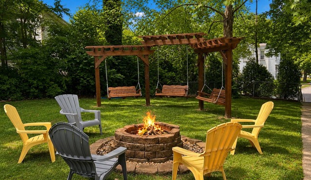 Swing Garden Retreat w/Fire Pit & Pergola/Sleeps 16 comfortably
