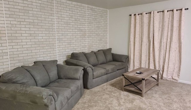 SwinHousing - Main Street Suite, Sleeps 8