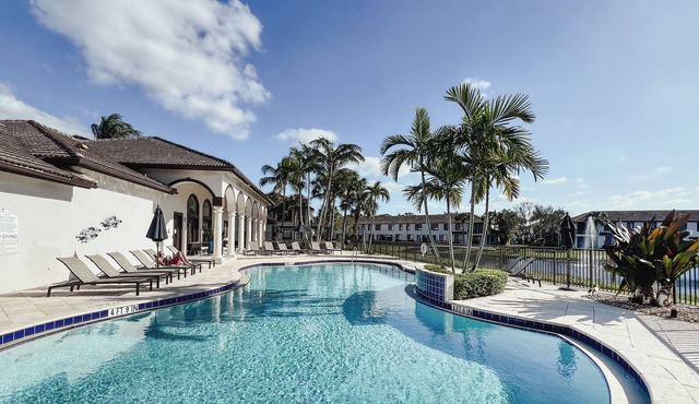 SWiSS LiViNG - Lakeside Haven - Pool, Gym, Tennis & Pickleball