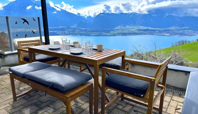 SwissHut Stunning Views Alps & Lake