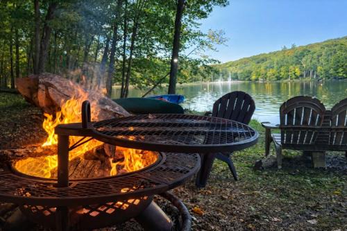Switch to hosting Peaceful Lakefront Stay, HotTub, Fireplace, Kayaks