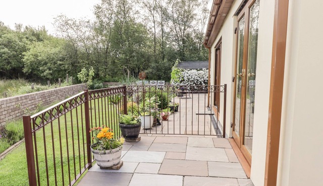 SWN Y GWYNT, with a garden in Cefn Rhigos