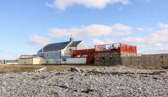 SWN Y MOR, family friendly, with hot tub in Dinas Dinlle