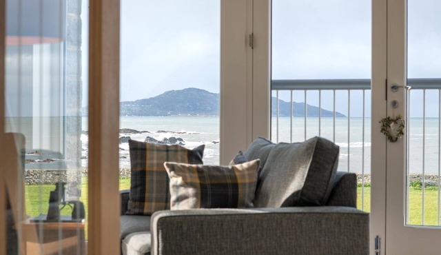 Swn Y Mor - Stunning Anglesey beachside holiday home