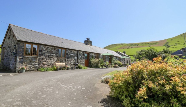 SWN Y NANT, family friendly, character holiday cottage in Tywyn
