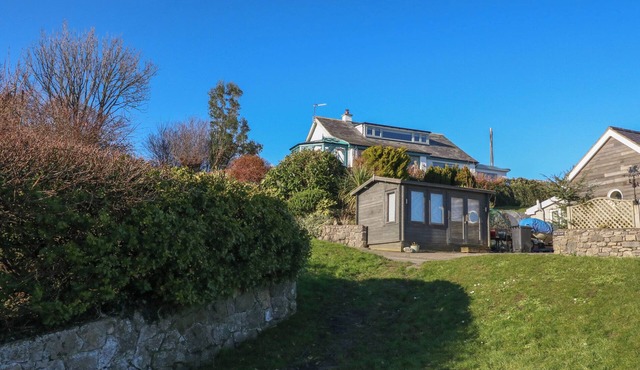 SWN Y WYLAN, pet friendly, character holiday cottage in Benllech