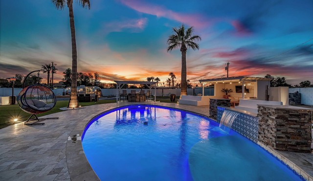 SWSS 4BR Desert Retreat + Airstream | Heated Pool, Hot Tub, Putting Green, Pickleball, Sleeps 15