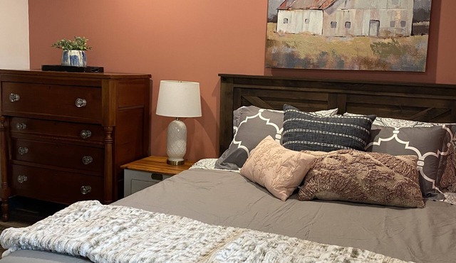 Sycamore Acres 306 Comfortable 1 bedroom suite with full kitchen and living area