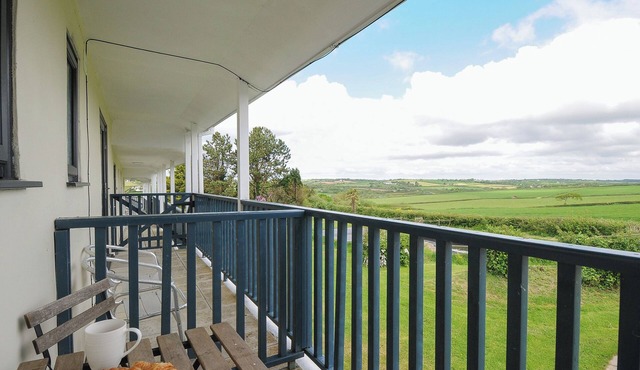 SYCAMORE AT MOORHEAD COUNTRY HOLIDAYS, with pool in Woolfardisworthy