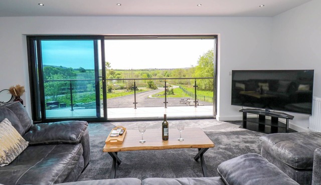 SYCAMORE COTTAGE, pet friendly, with a garden in Frizington