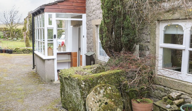 SYCAMORE COTTAGE, pet friendly, with a garden in Foolow