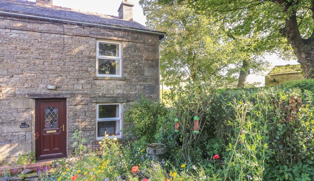 SYCAMORE COTTAGE, pet friendly, character holiday cottage in Hawes