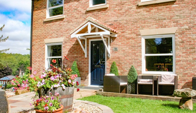 SYCAMORE COTTAGE, pet friendly, with a garden in Hutton Rudby