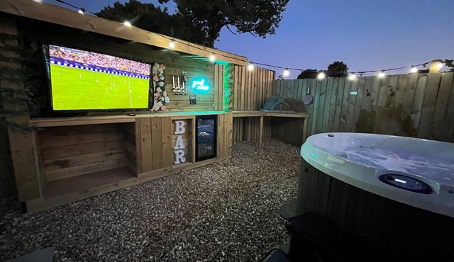 Sycamore Cottage with private Hot tub