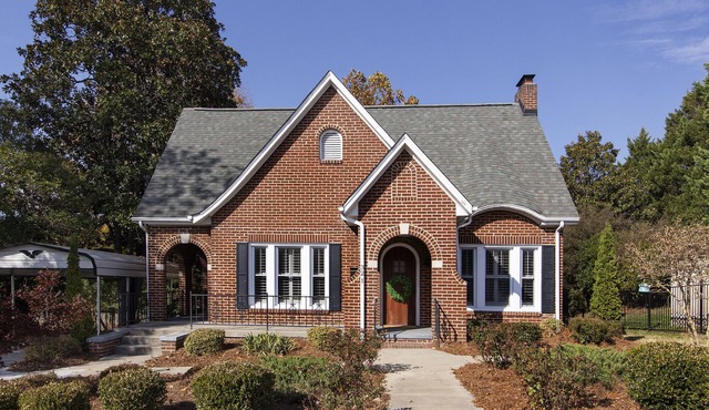 Sycamore House steps away from Downtown Lincolnton, 30 mins to South Mtn Park!