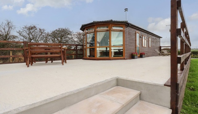 SYCAMORE LODGE, pet friendly, with open fire in Helston