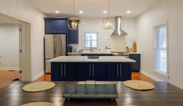 Sycamore Suites-Entire Home Steps from Journeyman