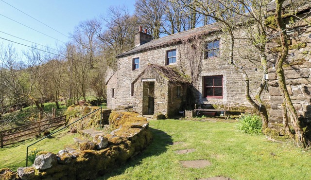 SYCAMORE TREE FARM, pet friendly, with open fire in Ravenstonedale