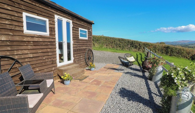 SYCHNANT FARM RETREAT, with a garden in Pontarddulais