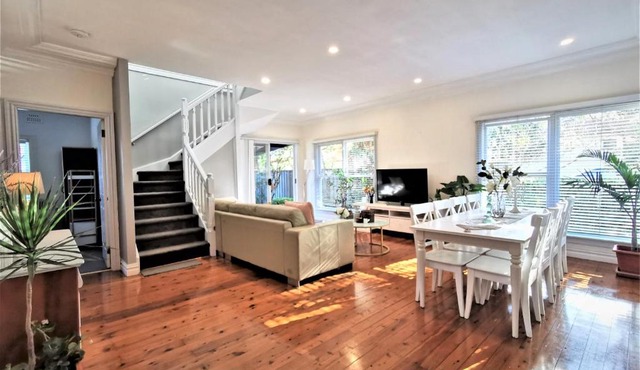 Sydney Meets Miranda, Comfy 4 Bedrooms Corner House