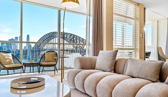 Sydney's Landmark Views from Luxury 2Bd Apt