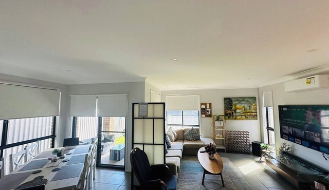 Sydney's Leading 5 Bedroom home with AC, TVs and Study - Home away from home