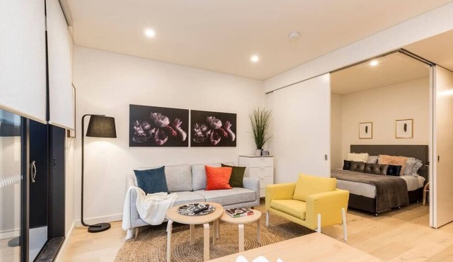 Sydney Uni, Prince Alfred Hospital Close With Pool