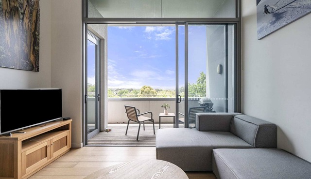 Sydney Urban Oasis: Balcony Views and BBQ!