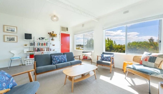 Syd’s Place—Retro Seaside Haven Upstairs