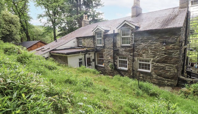 SYGUN COTTAGE, pet friendly, with open fire in Nant Gwynant