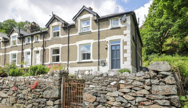 SYGUN VIEW, pet friendly, with open fire in Beddgelert