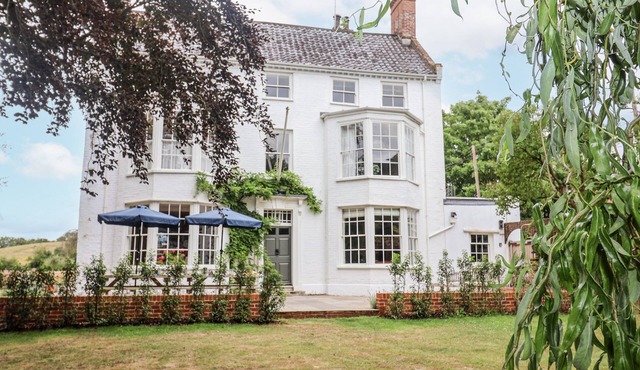 SYLEHAM HOUSE, pet friendly, luxury holiday cottage in Eye