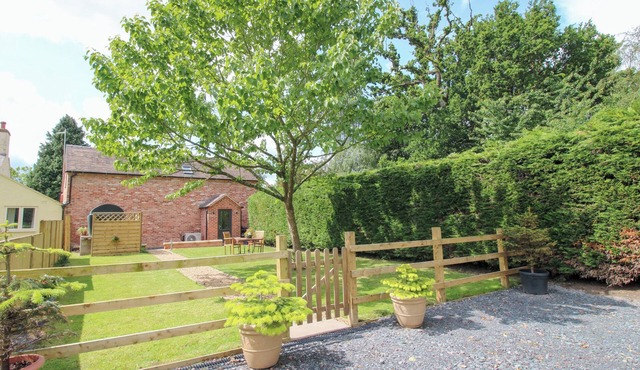 SYLVA COTTAGE, romantic, with a garden in Cockshutt