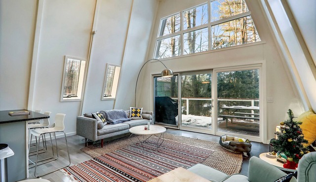 Sylvan Park: 3 br A-frame w/deck near Village!