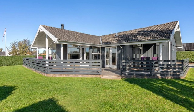 "Sylvana" - 400m from the sea by Interhome