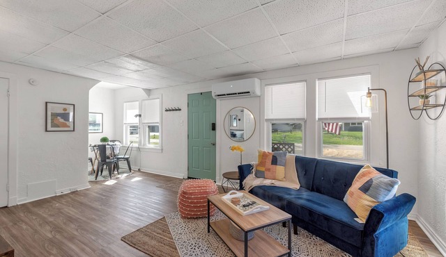 Sylvania area cute 1 story home + guesthouse!