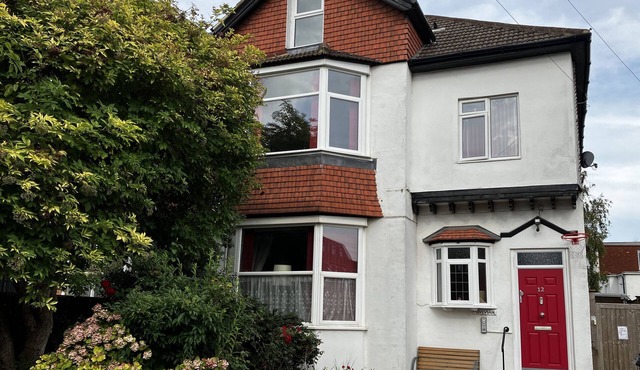 SYLVIAN, pet friendly, country holiday cottage in Bexhill-On-Sea