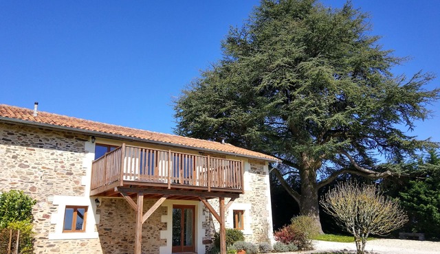 Sympathetically renovated haybarn with pool, large garden, playpark & gym