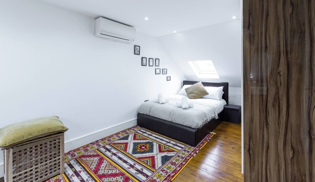 Symphony of Style | Pvt Courtyard | 6 Bed | Ilford