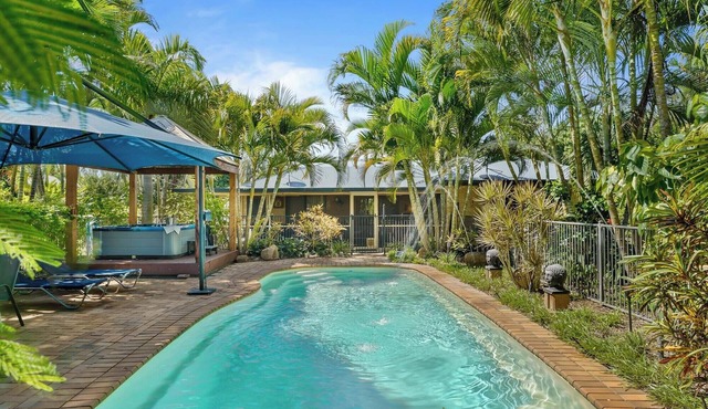 Synergy Beachside Nudist Retreat QB/Hot tub Heated pool private gardens