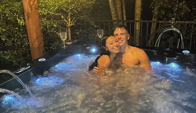 Synergy Beachside Nudist Retreat 2 minute walk to beach A/C King bed breakfast