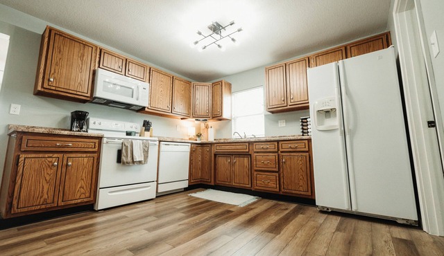 Syracuse, Indiana, Lake Wawasee FROG House! In the heart of Syracuse.