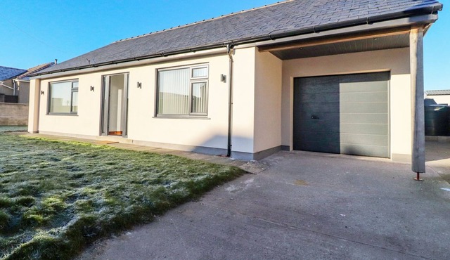 SYWELL BUNGALOW, with a garden in Middleton, Morecambe